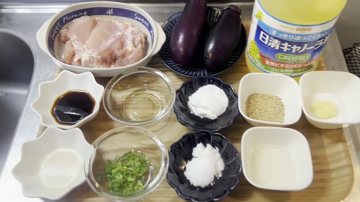 鶏肉、なす、調味料が一覧でき、材料紹介に向いています。