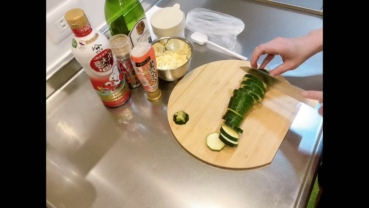 ズッキーニを輪切りにする下ごしらえが明確に伝わります。