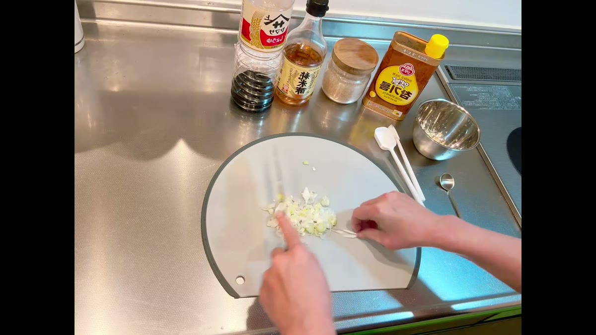 香味野菜を細かく刻む作業が明確で、たれの下ごしらえを伝えられます。