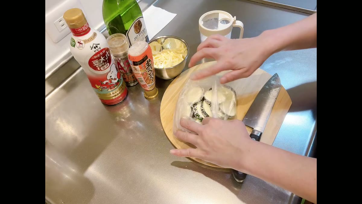 袋の中でズッキーニに粉をまぶす工程を示せます。
