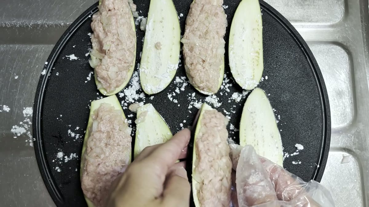 なすにひき肉だねを詰める工程が分かりやすく、料理の形も伝わる。