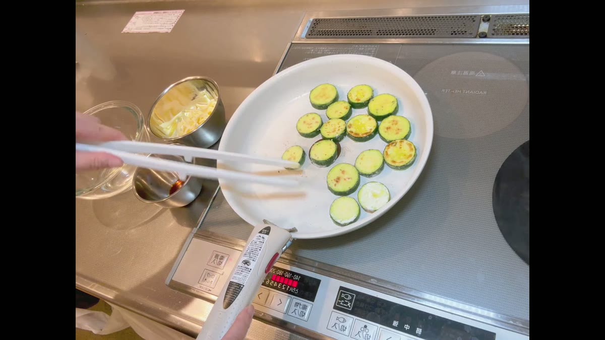 フライパンで焼き、裏返しながら焼き色を付ける様子が分かります。
