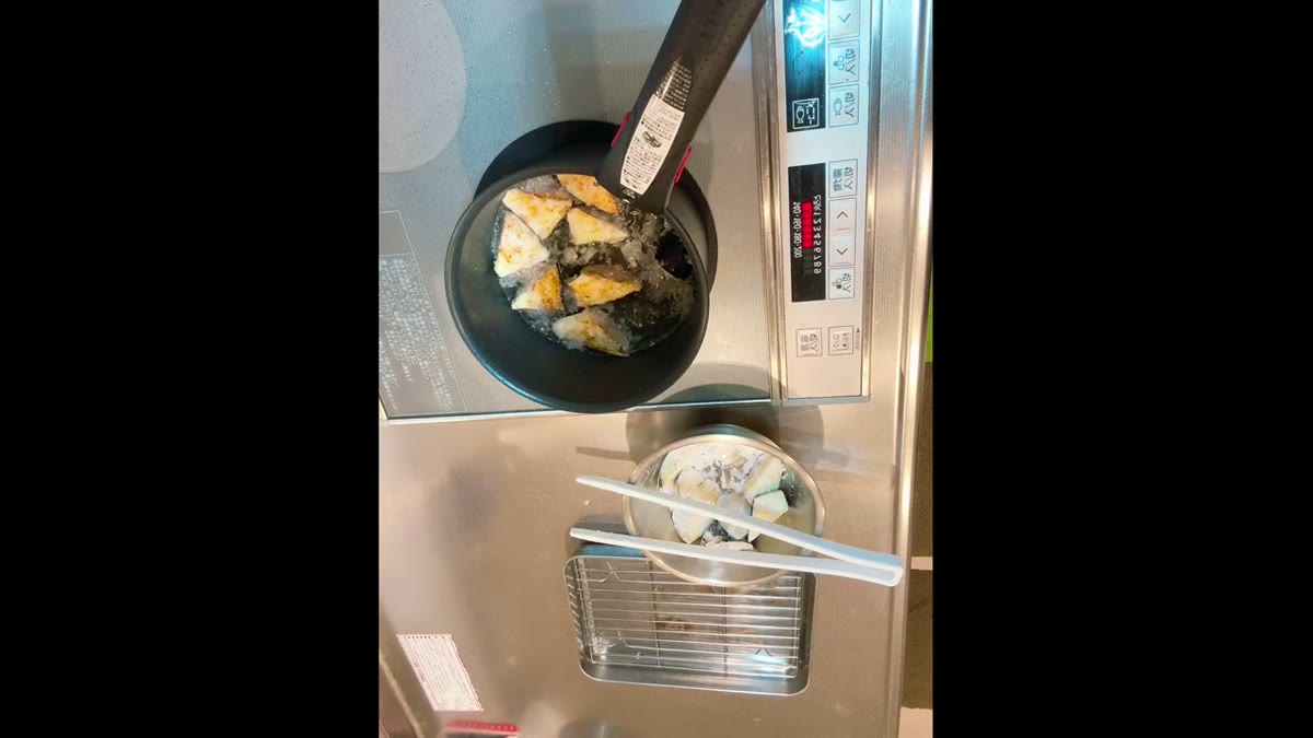 なすを油で揚げ、表面が色づき始めた状態が見やすい調理前半の画像です。