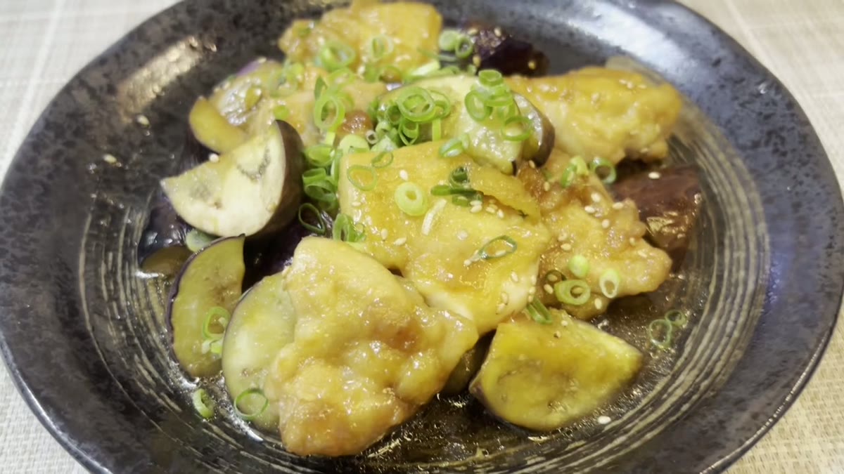照りのある鶏肉となす、ねぎまで鮮明に写った完成写真です。