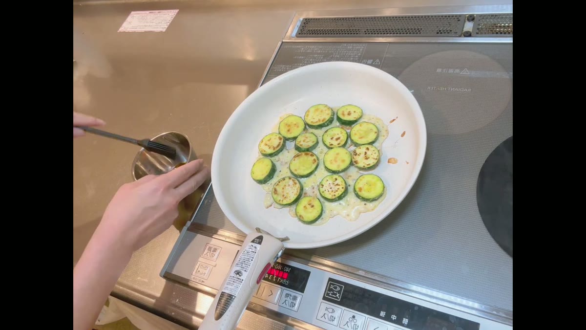 溶けたチーズの上にズッキーニを並べた、仕上げ直前の状態が見やすいです。