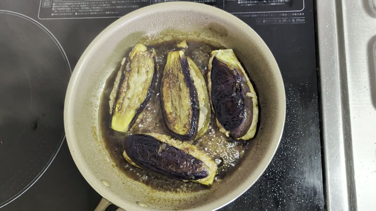 調味液で煮込み、なすに焼き色が付いた調理後半の状態がよく分かる。