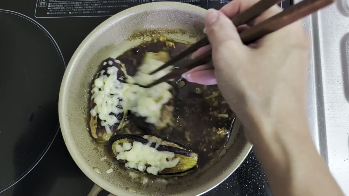 チーズが溶けた仕上がりを確認できる。盛り付け画像はピンぼけのため、完成工程の代表としてこちらが適切。
