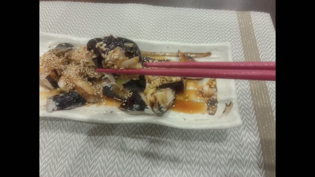 たれとごまをまとった完成料理が大きく写っており、仕上がり紹介に最適です。