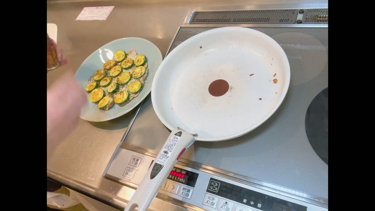 焼き上がったズッキーニを皿に盛った完成工程に向いています。